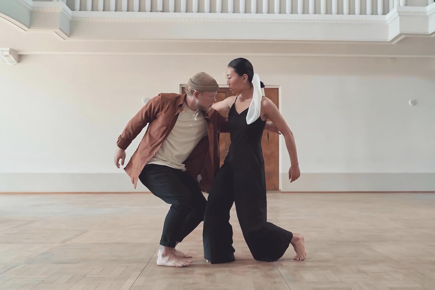 Gruppo di danzatori durante una sessione di allenamento